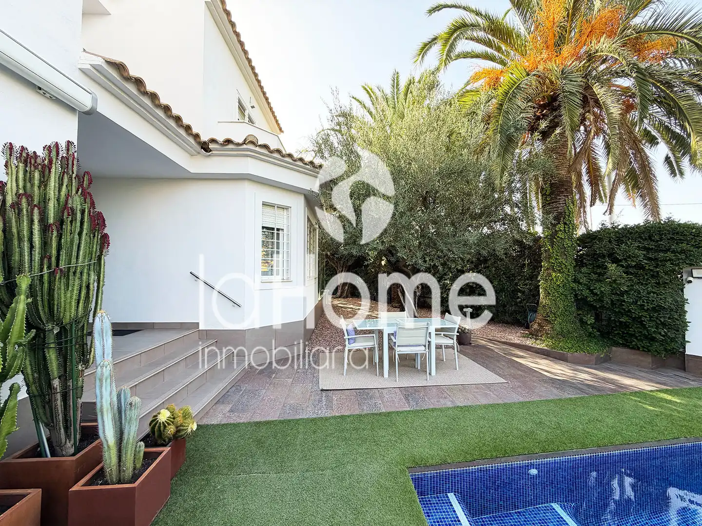 Vista exterior de Casa o xalet en venda en L'Eliana amb Aire condicionat, Calefacció i Jardí privat