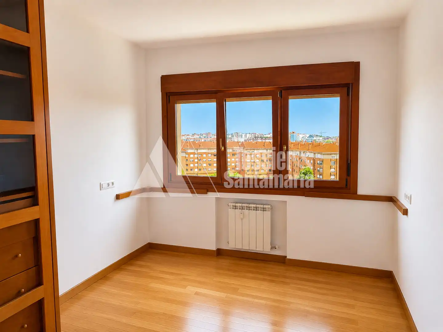 Dormitori de Pis de lloguer en Gijón  amb Calefacció, Parquet i Forn