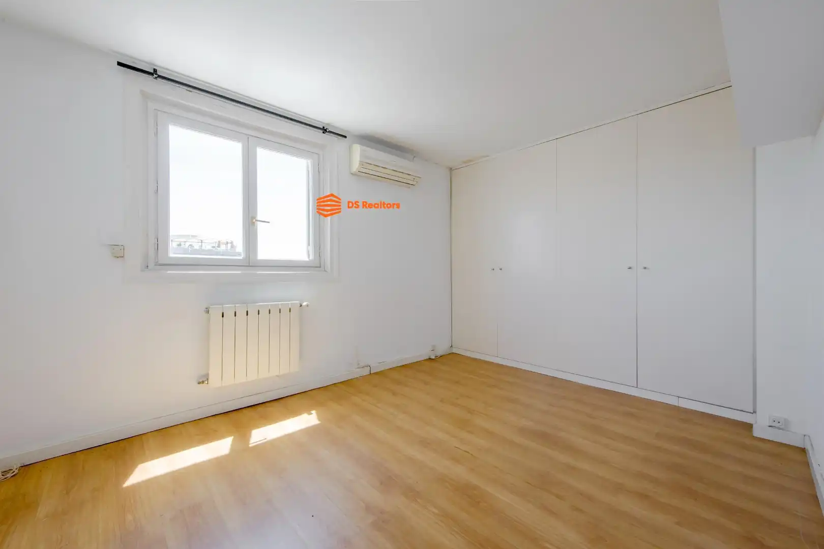 Schlafzimmer von Dachboden zur Miete in Madrid mit Heizung, Terrasse und Möbliert