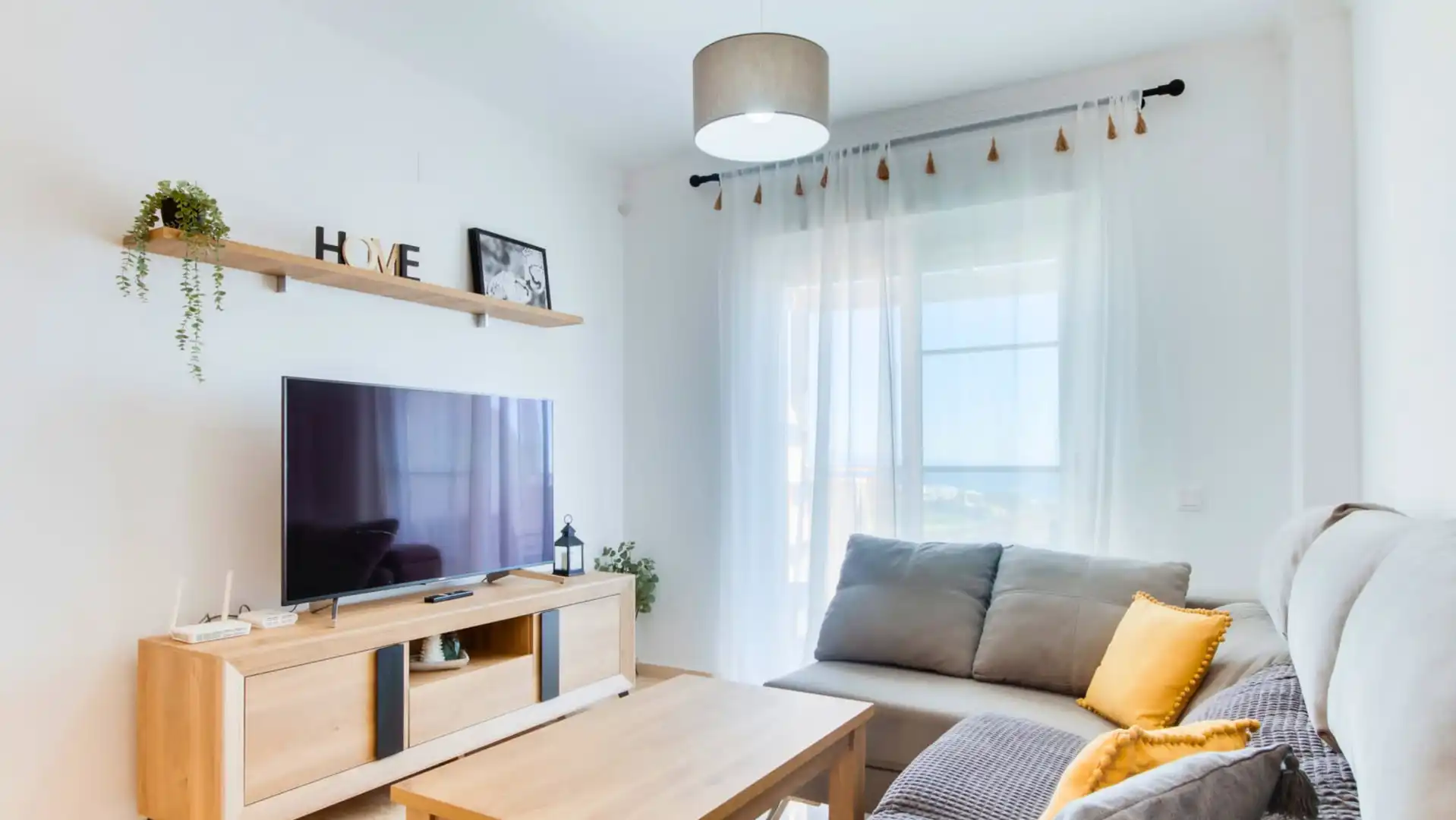 Wohnzimmer von Dachboden zum Verkauf in Manilva mit Klimaanlage, Terrasse und Schwimmbad