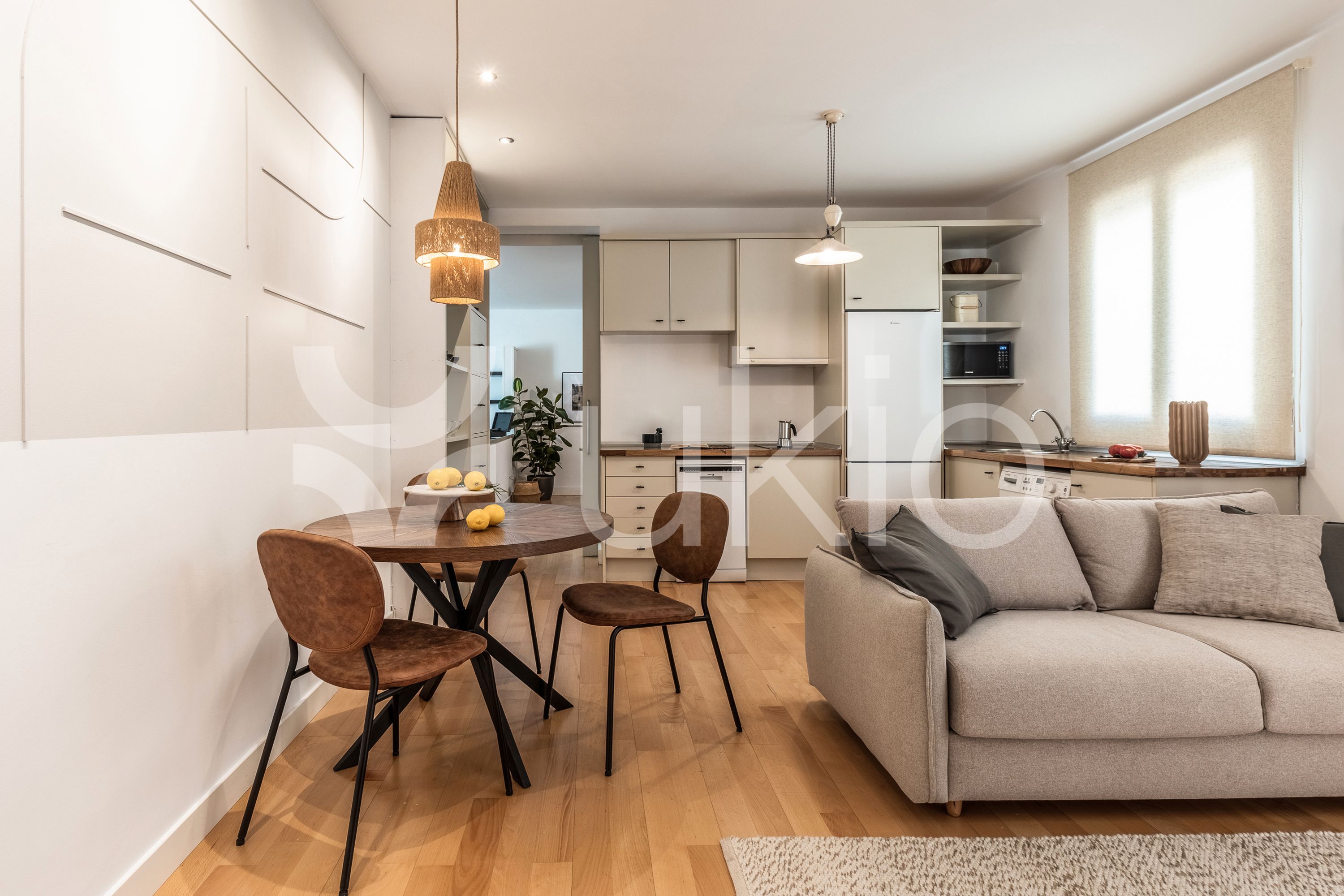 Sala d'estar de Apartament de lloguer en  Madrid Capital amb Calefacció, Forn i Rentadora