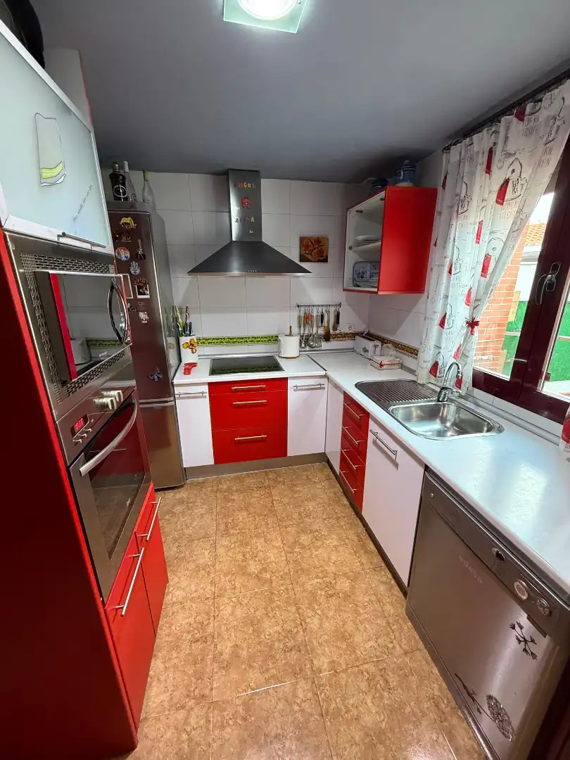 Cocina de Casa adosada en venta en Fernán Caballero con Aire acondicionado, Calefacción y Jardín privado