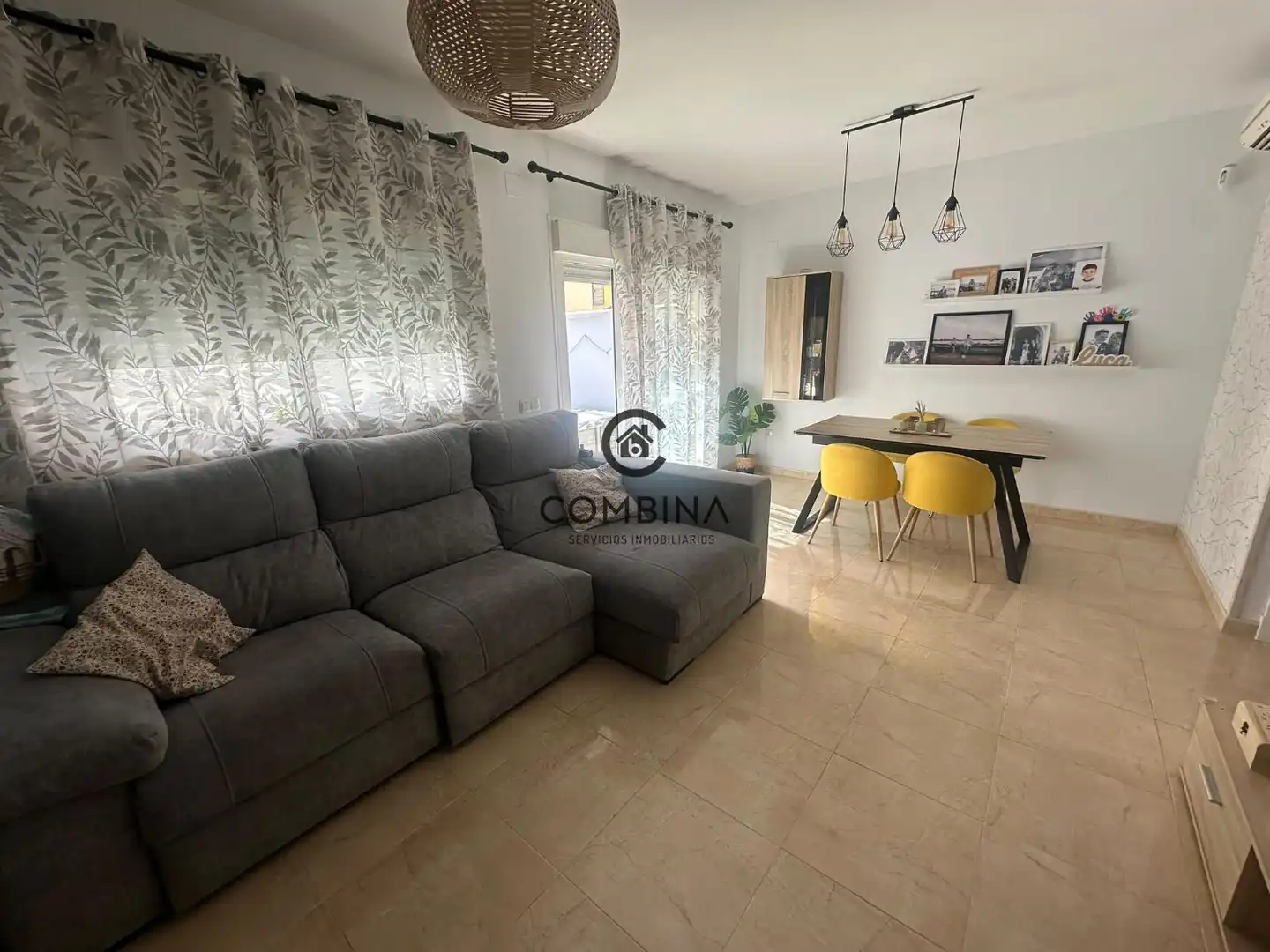Wohnzimmer von Einfamilien-Reihenhaus zum Verkauf in Camas mit Klimaanlage, Terrasse und Abstellraum