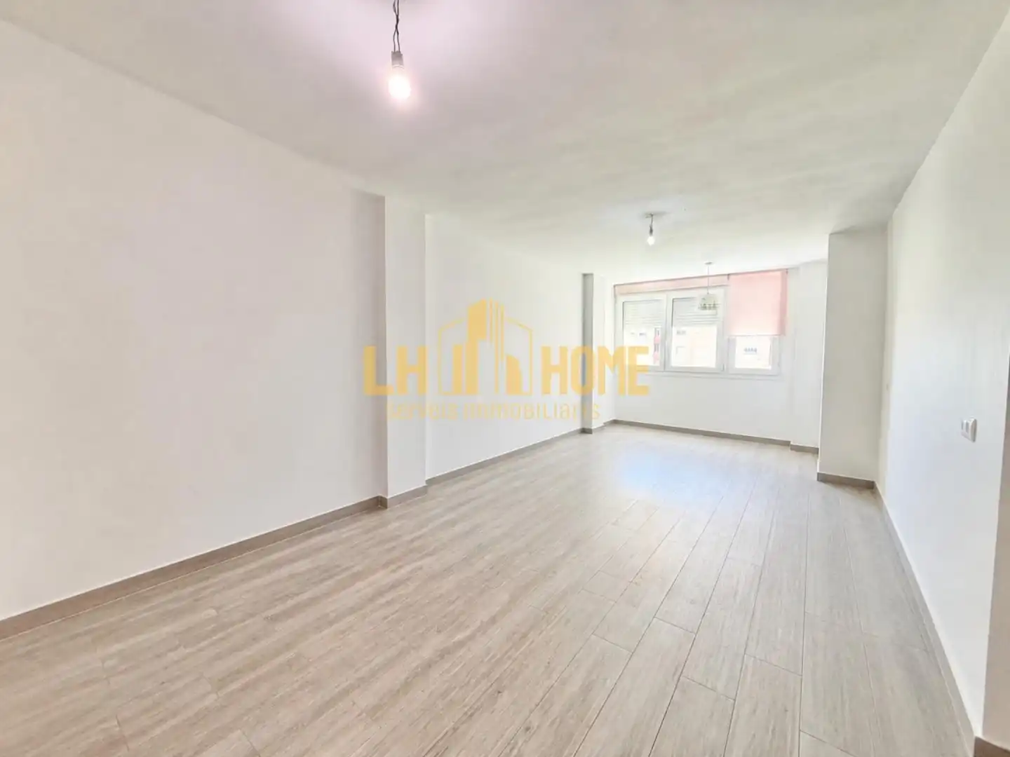 Living room of Flat for sale in L'Hospitalet de Llobregat  with Air Conditioner, Heating and Parquet flooring