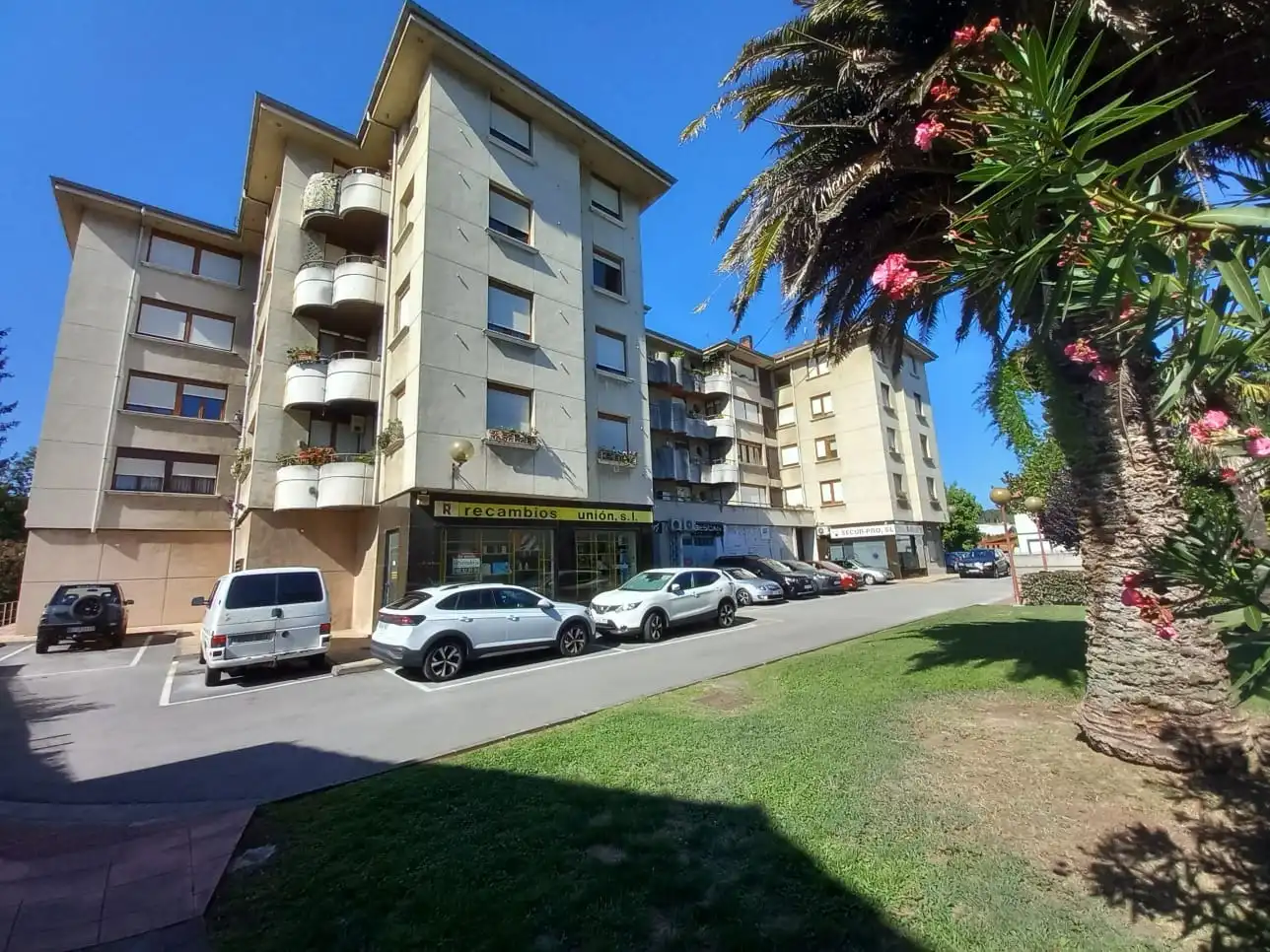 Vista exterior de Piso en venta en Torrelavega  con Calefacción, Jardín privado y Trastero