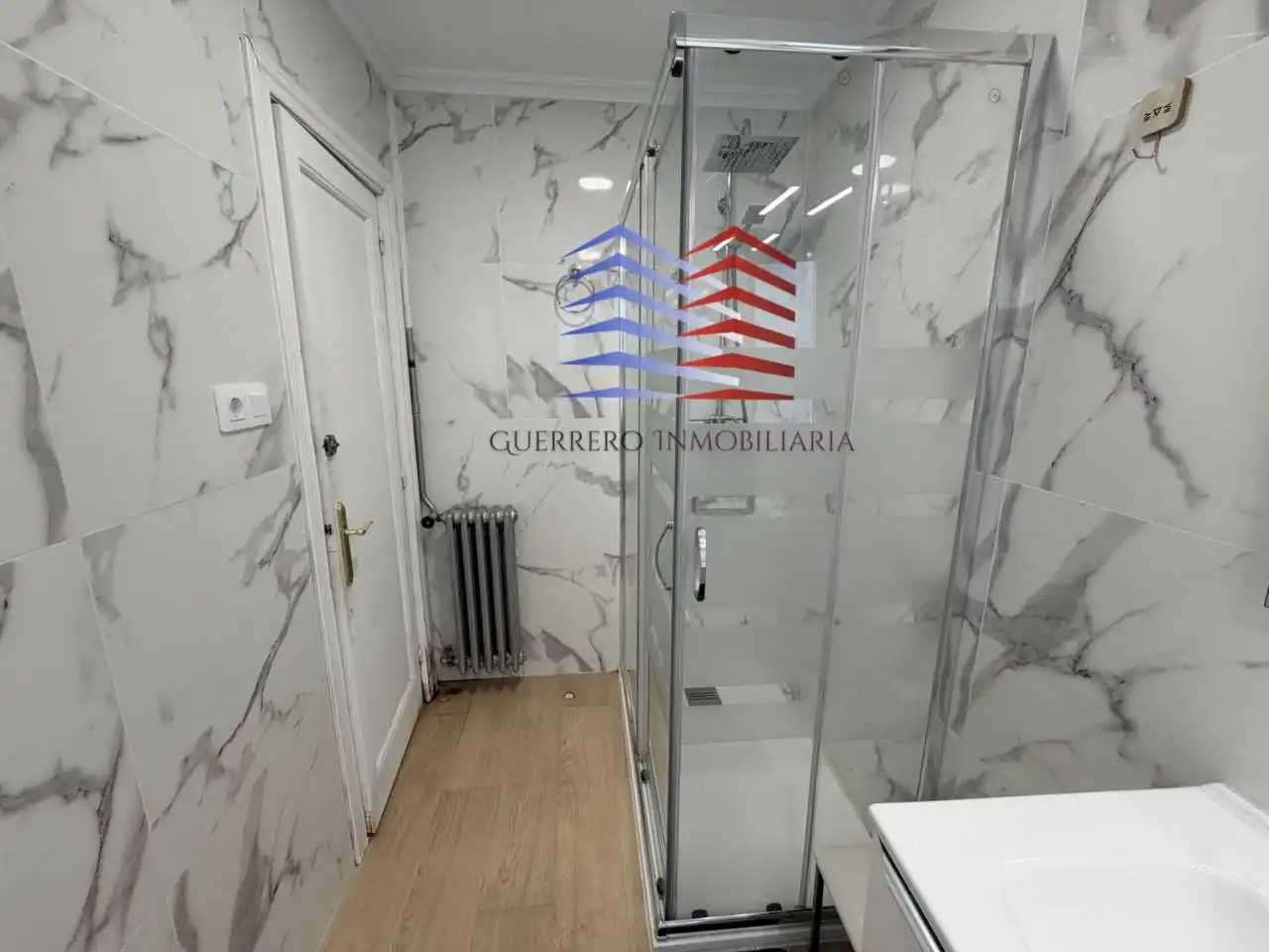 Bany de Apartament de lloguer en O Carballiño   amb Calefacció, Parquet i Moblat