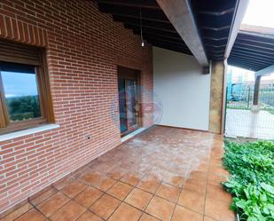 Terrassa de Casa adosada en venda en Valdefresno amb Calefacció, Jardí privat i Terrassa