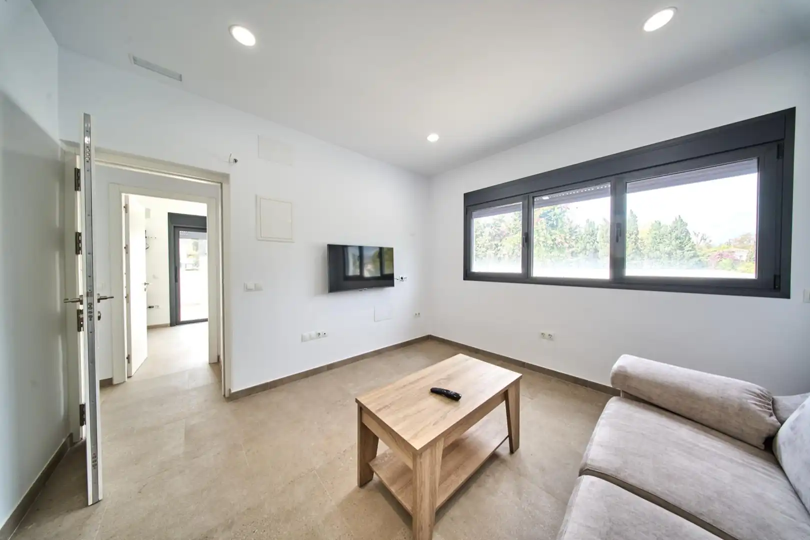 Sala d'estar de Casa o xalet en venda en Marbella amb Jardí privat, Terrassa i Traster