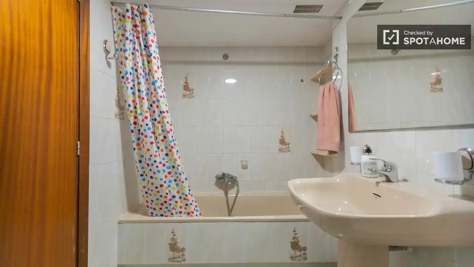 Baño de Piso de alquiler en Valencia con Aire acondicionado, Calefacción y Amueblado