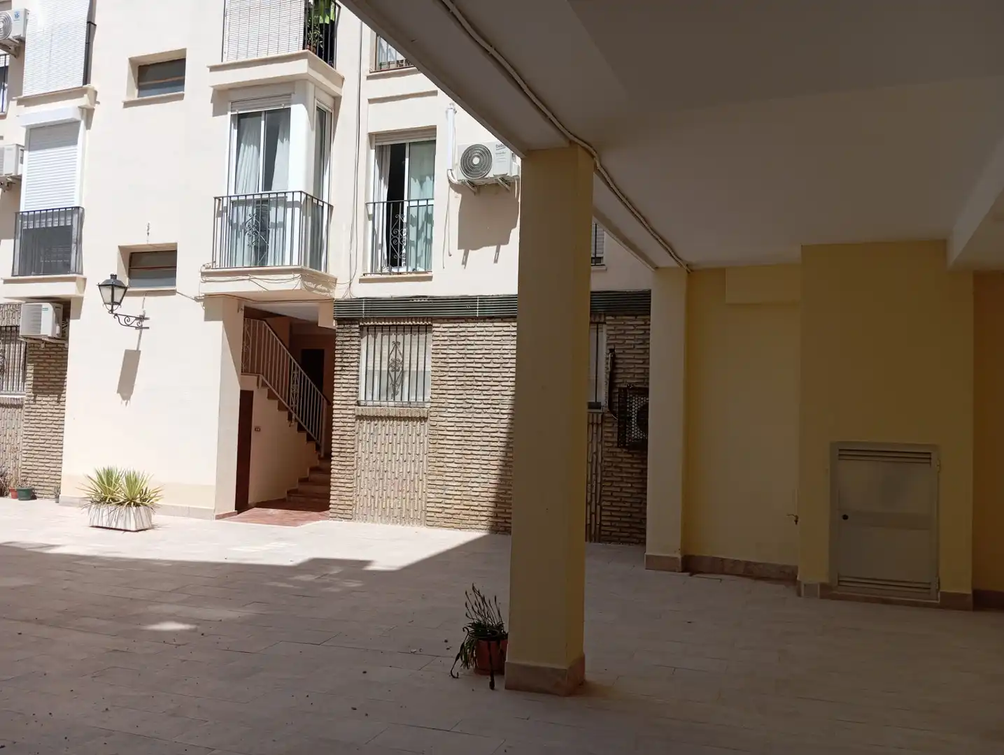 Außenansicht von Wohnung zur Miete in Sevilla mit Heizung und Waschmaschine
