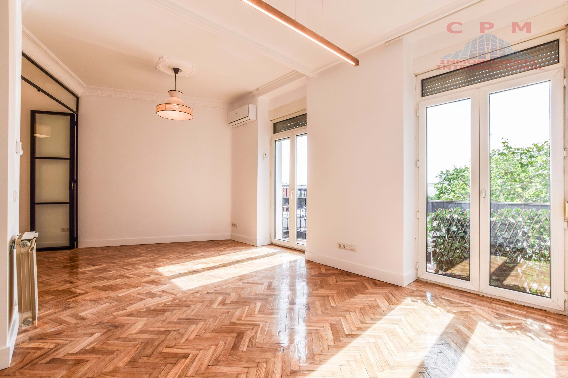 Living room of Flat to rent in  Madrid Capital  with Air Conditioner, Heating and Parquet flooring