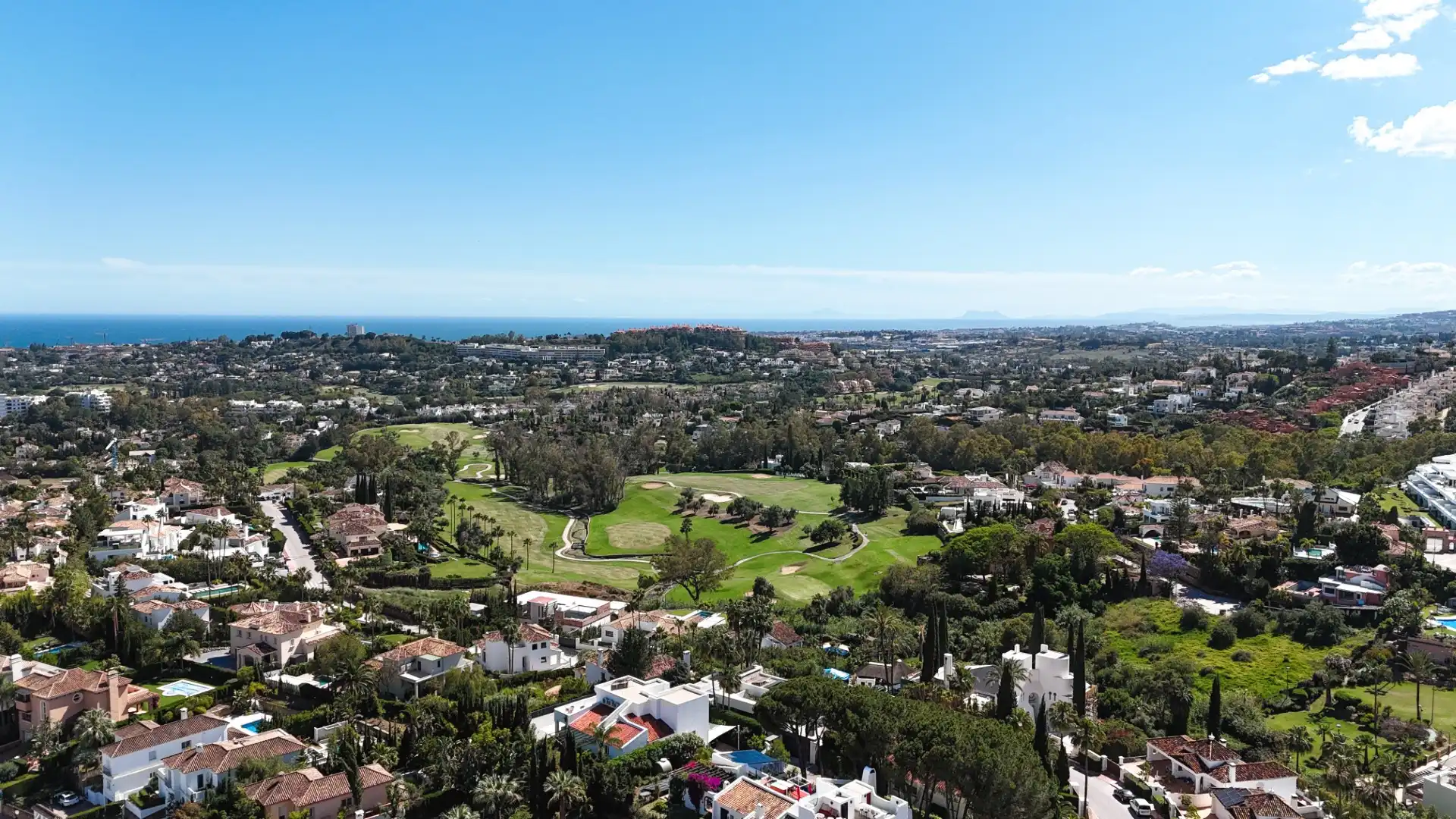 Außenansicht von Einfamilien-Reihenhaus zum Verkauf in Marbella mit Klimaanlage, Heizung und Privatgarten