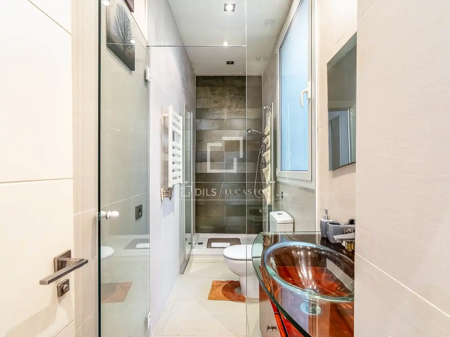 Badezimmer von Wohnung zum Verkauf in Barcelona mit Klimaanlage, Heizung und Balkon