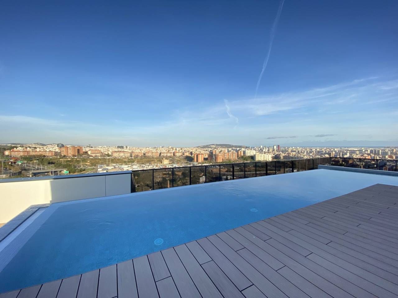 Piscina de Piso en venta en L'Hospitalet de Llobregat con Aire acondicionado, Terraza y Alarma