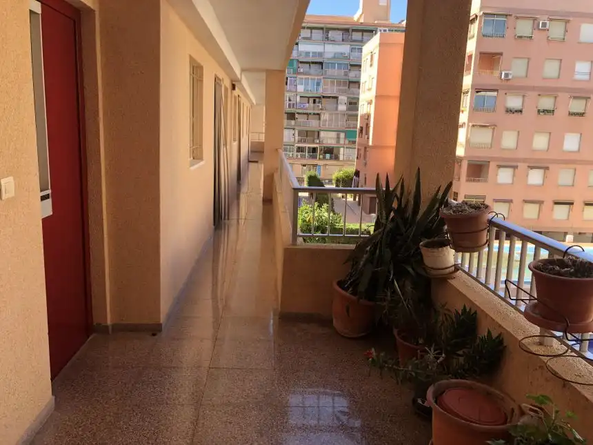 Außenansicht von Wohnungen zur Miete in Santa Pola mit Privatgarten, Terrasse und Möbliert