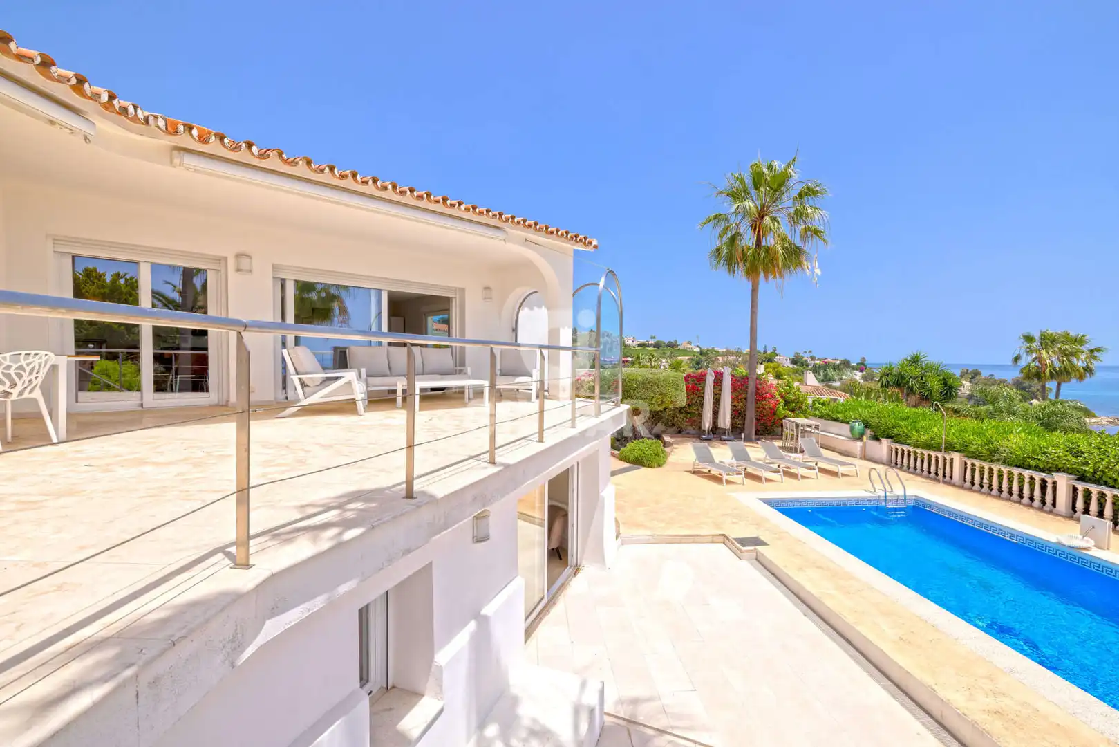 Vista exterior de Casa o xalet en venda en Sotogrande amb Calefacció, Jardí privat i Piscina