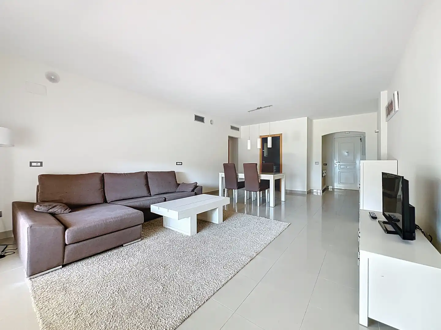 Sala d'estar de Planta baixa en venda en Estepona amb Aire condicionat, Terrassa i Piscina