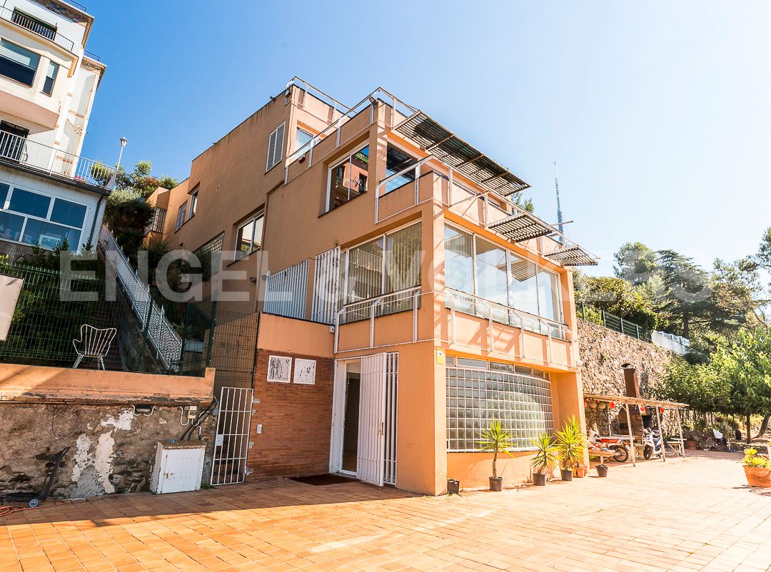 Vista exterior de Casa o xalet en venda en  Barcelona Capital amb Calefacció, Jardí privat i Parquet