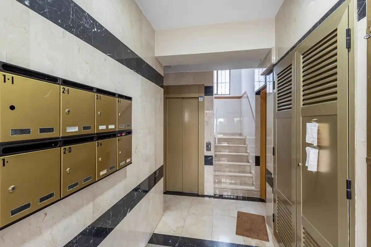 Wohnung zum Verkauf in Granada mit Klimaanlage, Waschmaschine und Balkon
