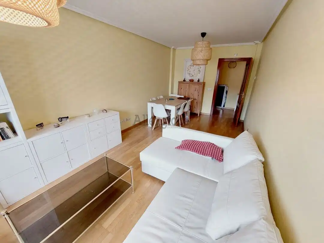 Sala de estar de Piso de alquiler en Oviedo  con Calefacción