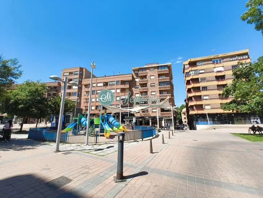 Vista exterior de Piso en venta en Segovia con Calefacción, Parquet y Trastero