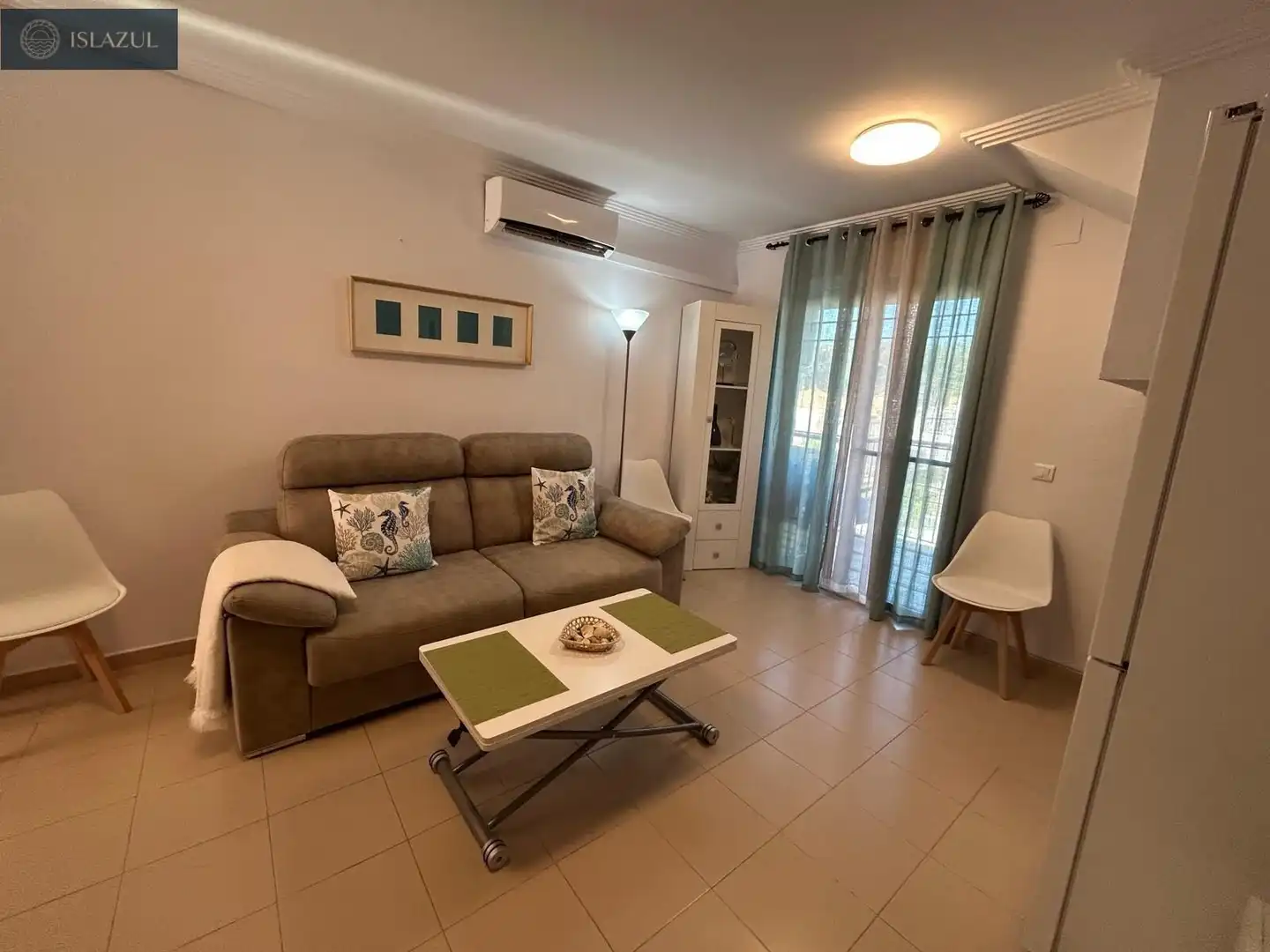 Sala d'estar de Pis de lloguer en Isla Cristina amb Aire condicionat, Jardí privat i Terrassa