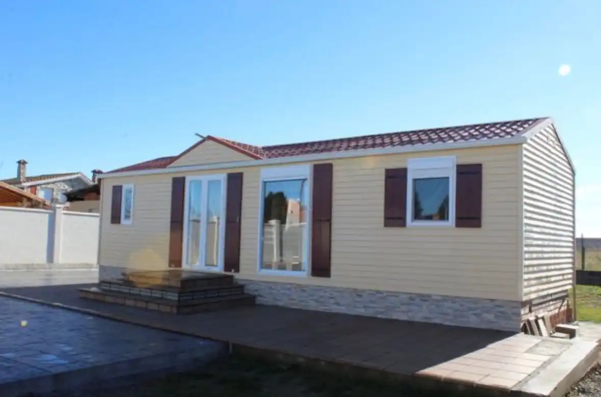 Vista exterior de Casa o xalet en venda en Santas Martas amb Aire condicionat, Calefacció i Jardí privat