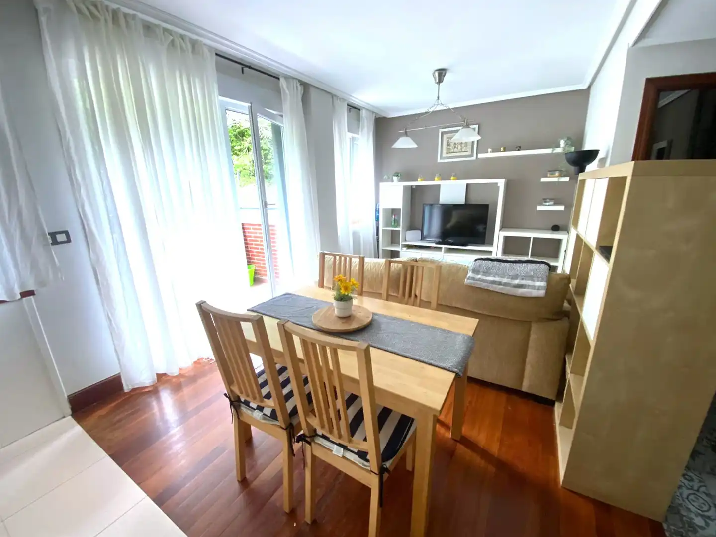 Sala de estar de Piso en venta en Castro-Urdiales con Calefacción, Jardín privado y Parquet