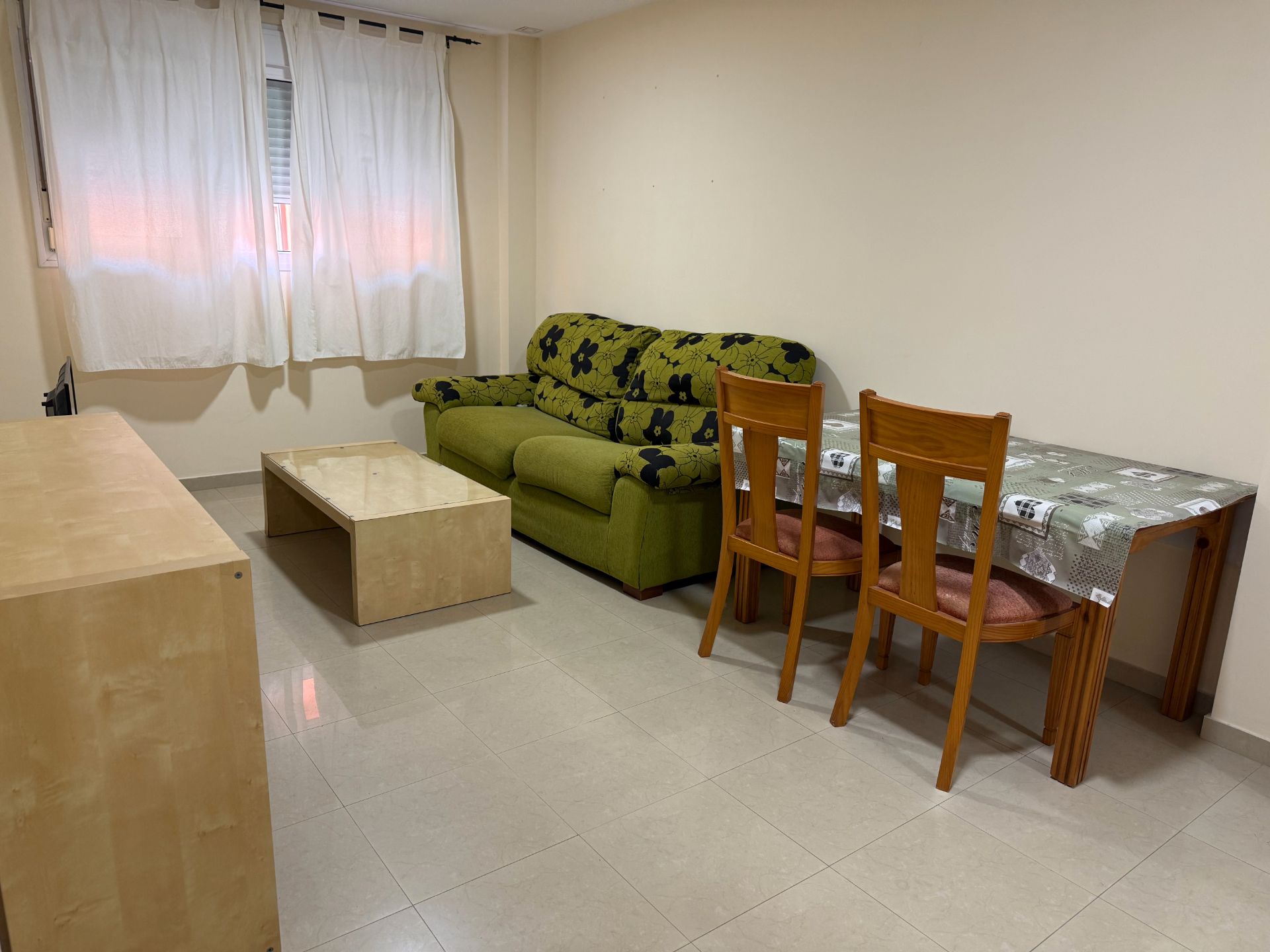 Sala d'estar de Apartament de lloguer en La Línea de la Concepción amb Moblat, Forn i Rentadora