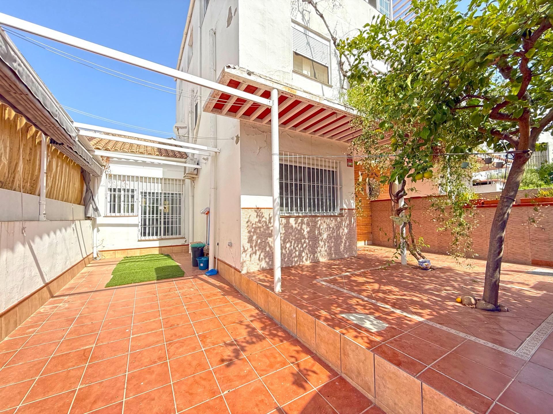 Exterior view of Single-family semi-detached for sale in Mairena del Aljarafe  with Private garden