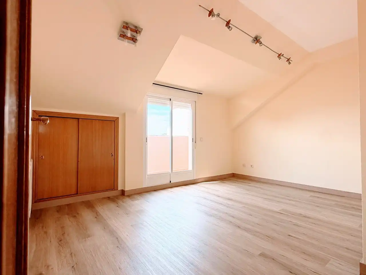 Habitación de Ático de alquiler en Paracuellos de Jarama con Terraza, Horno y Lavadora