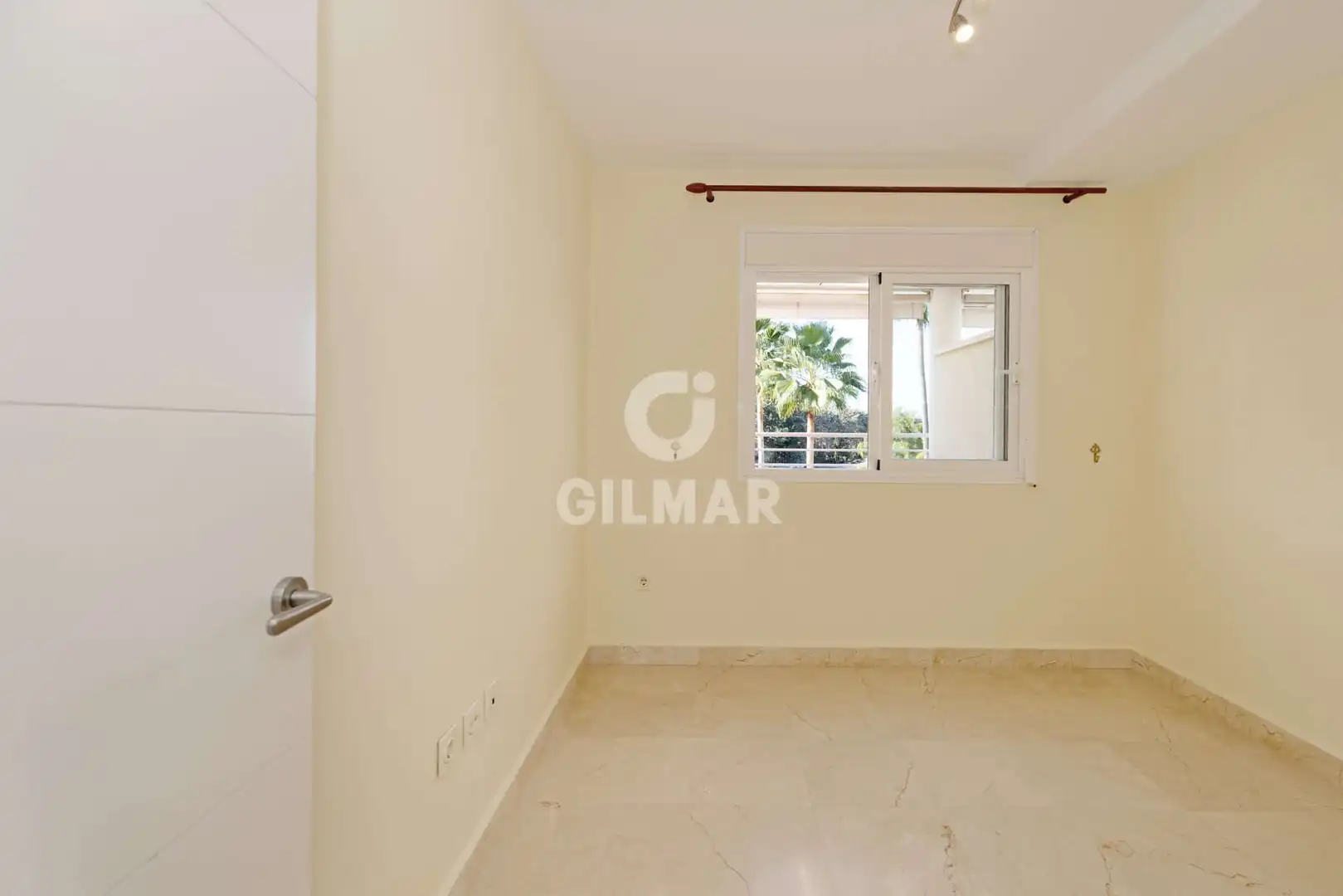Habitación de Dúplex en venta en Estepona con Calefacción, Jardín privado y Piscina