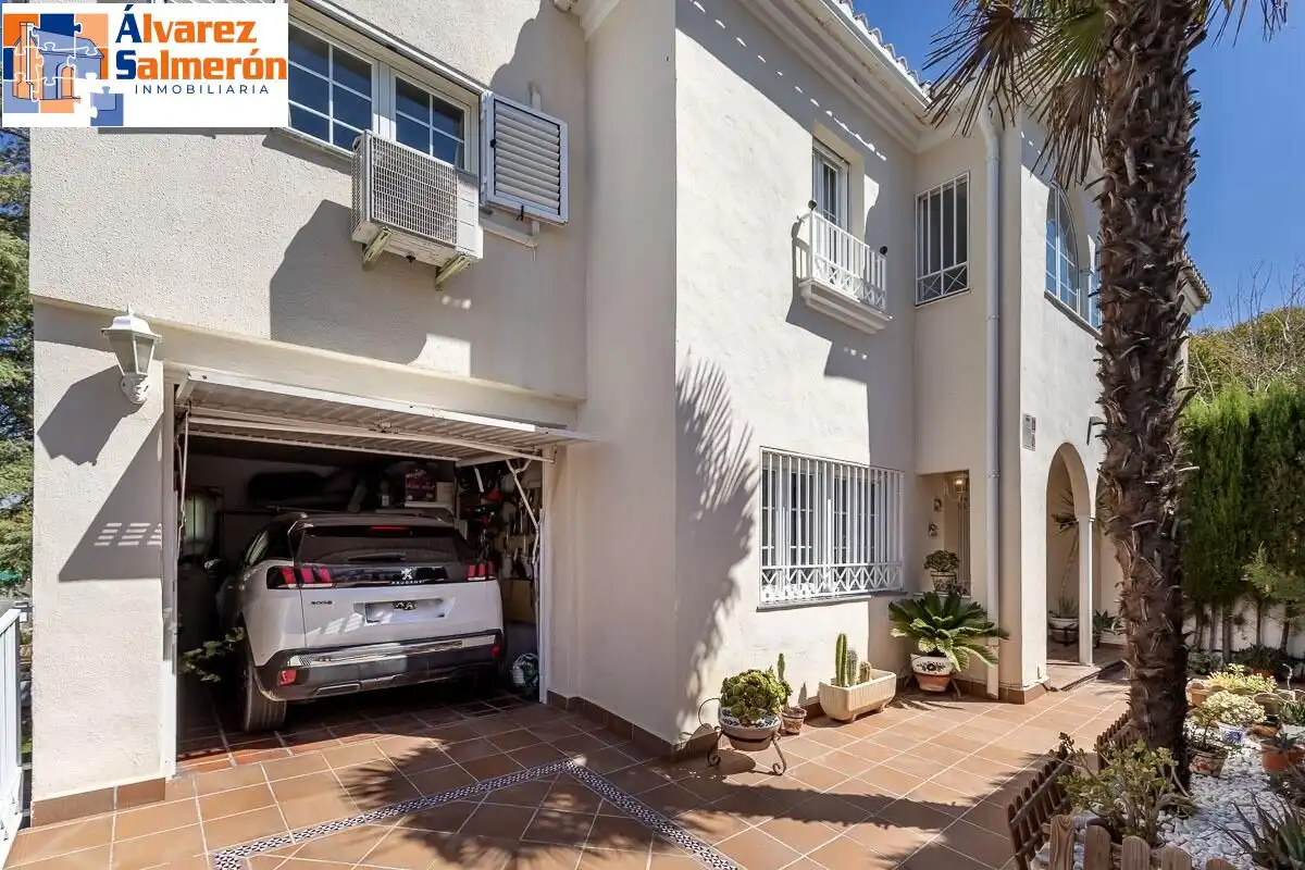 Exterior view of Houses for sale in Altos de la Zubia
