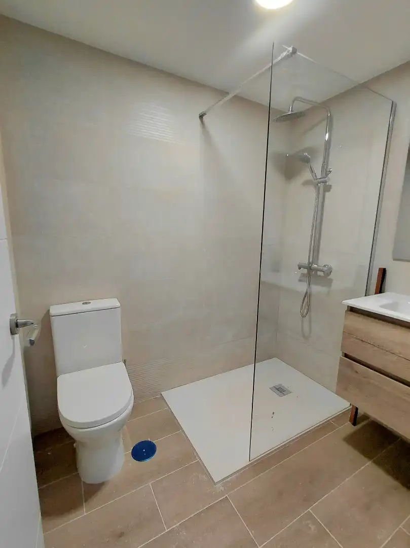 Bathroom of Flat for sale in Benalmádena  with Air Conditioner and Community pool