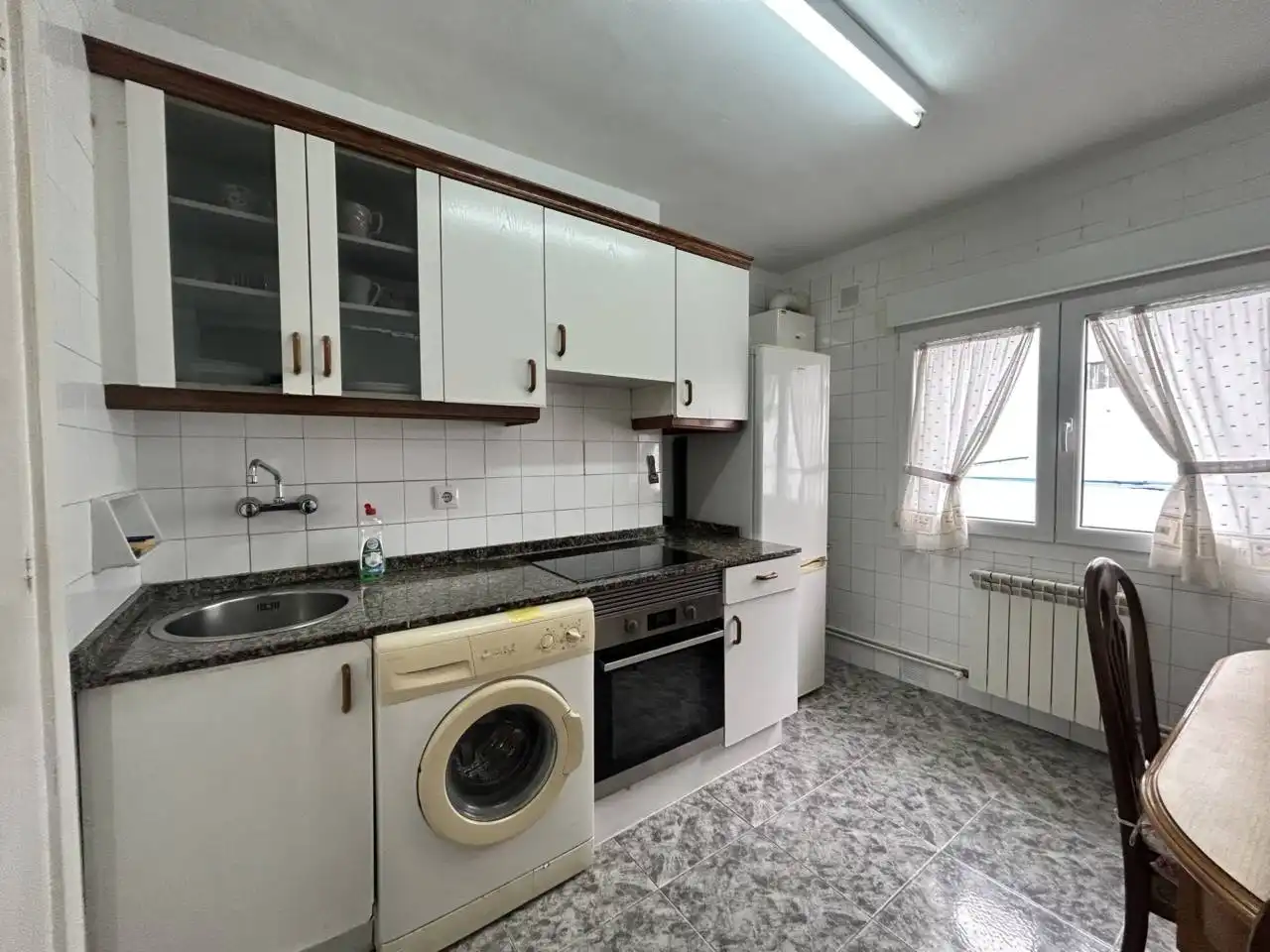 Cuina de Pis en venda en Oviedo  amb Calefacció i Moblat