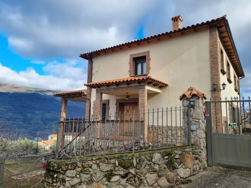 Vista exterior de Casa o xalet en venda en Valdastillas amb Aire condicionat, Calefacció i Terrassa