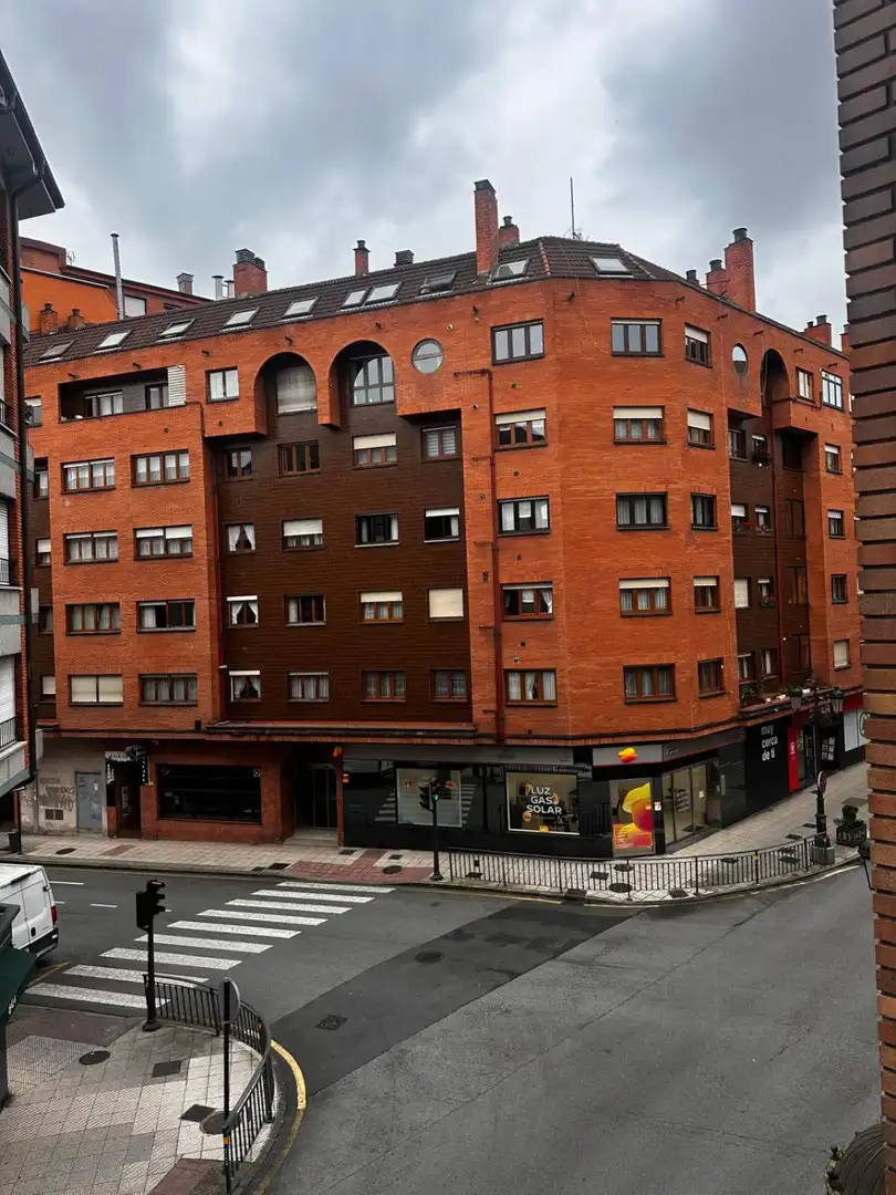Vista exterior de Piso en venta en Oviedo  con Calefacción, Parquet y Trastero