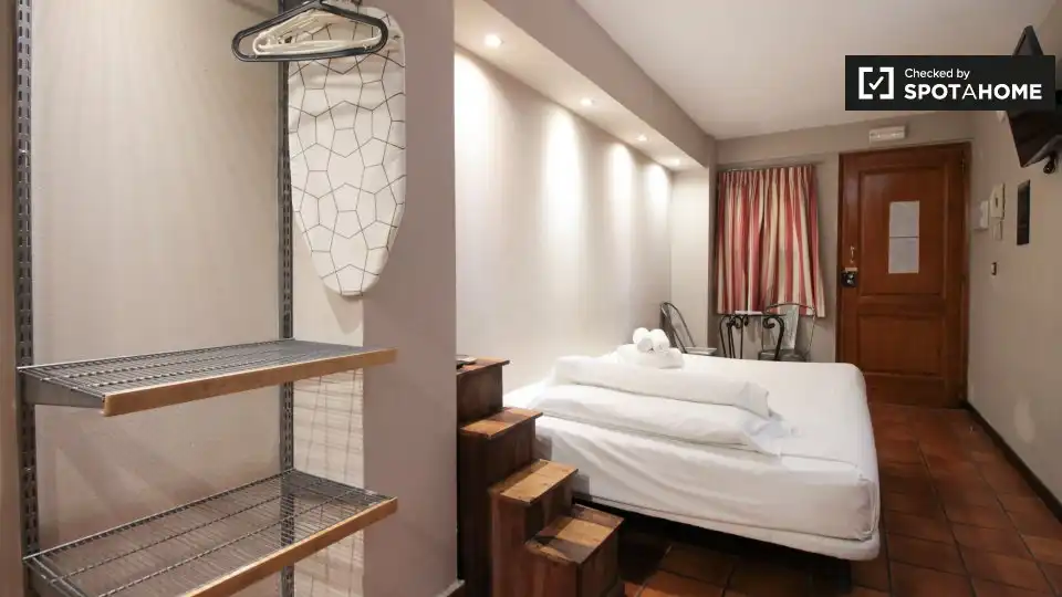 Bedroom of Flat for rent in  Barcelona Capital  with Air Conditioner, Heating and Furnished