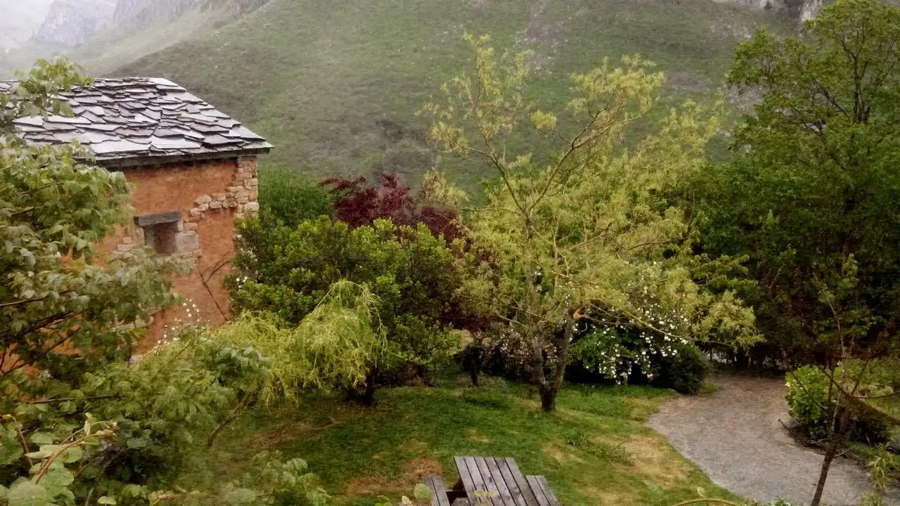 Jardín de Finca rústica en venta en San Roque de Riomiera con Jardín privado