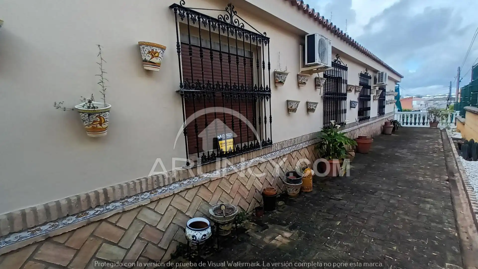 Vista exterior de Casa o xalet en venda en Alcalá de Guadaira amb Aire condicionat, Calefacció i Jardí privat