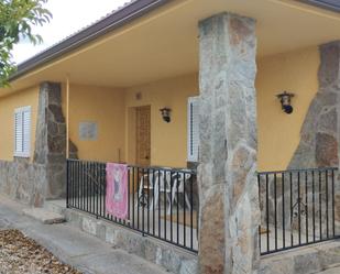 Außenansicht von Haus oder Chalet zum verkauf in Hornillos de Eresma mit Terrasse