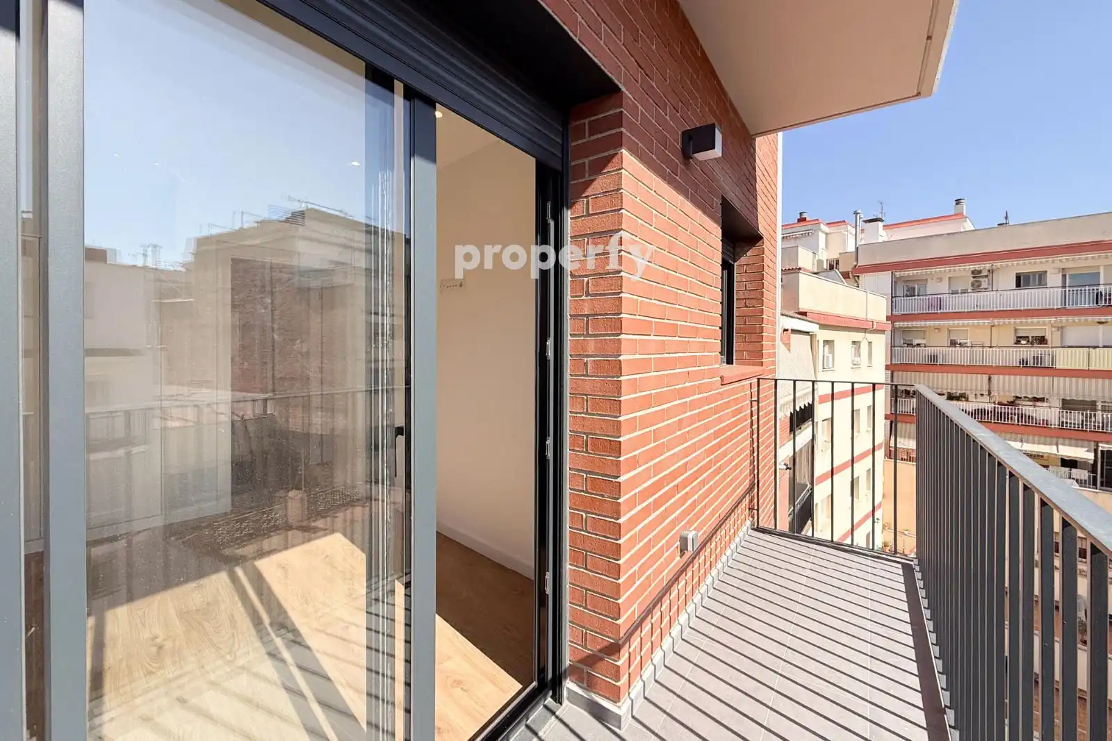 Außenansicht von Maisonette zum Verkauf in Badalona mit Klimaanlage, Heizung und Parkett
