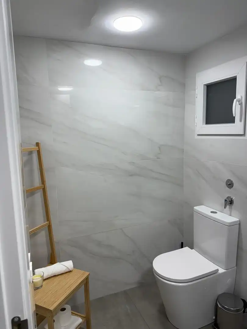 Badezimmer von Wohnung zum Verkauf in Valencia mit Parkett