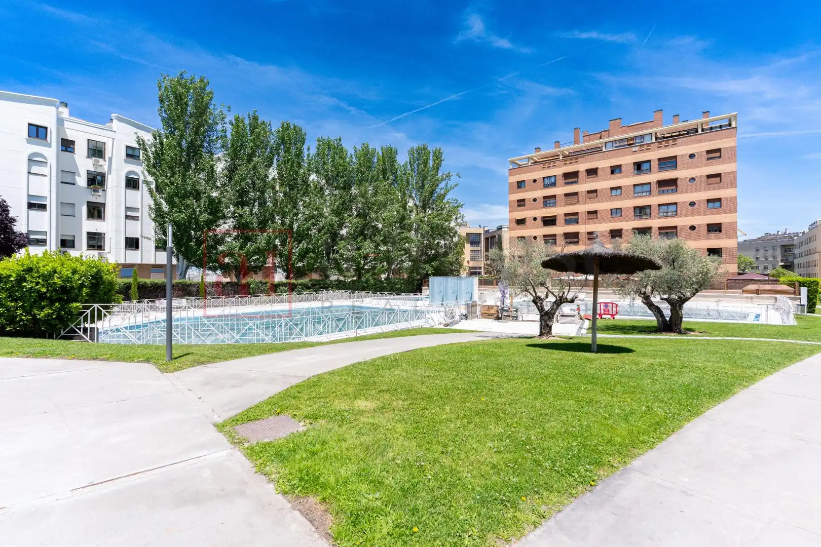 Schwimmbecken von Wohnung zum Verkauf in Madrid mit Klimaanlage, Heizung und Privatgarten