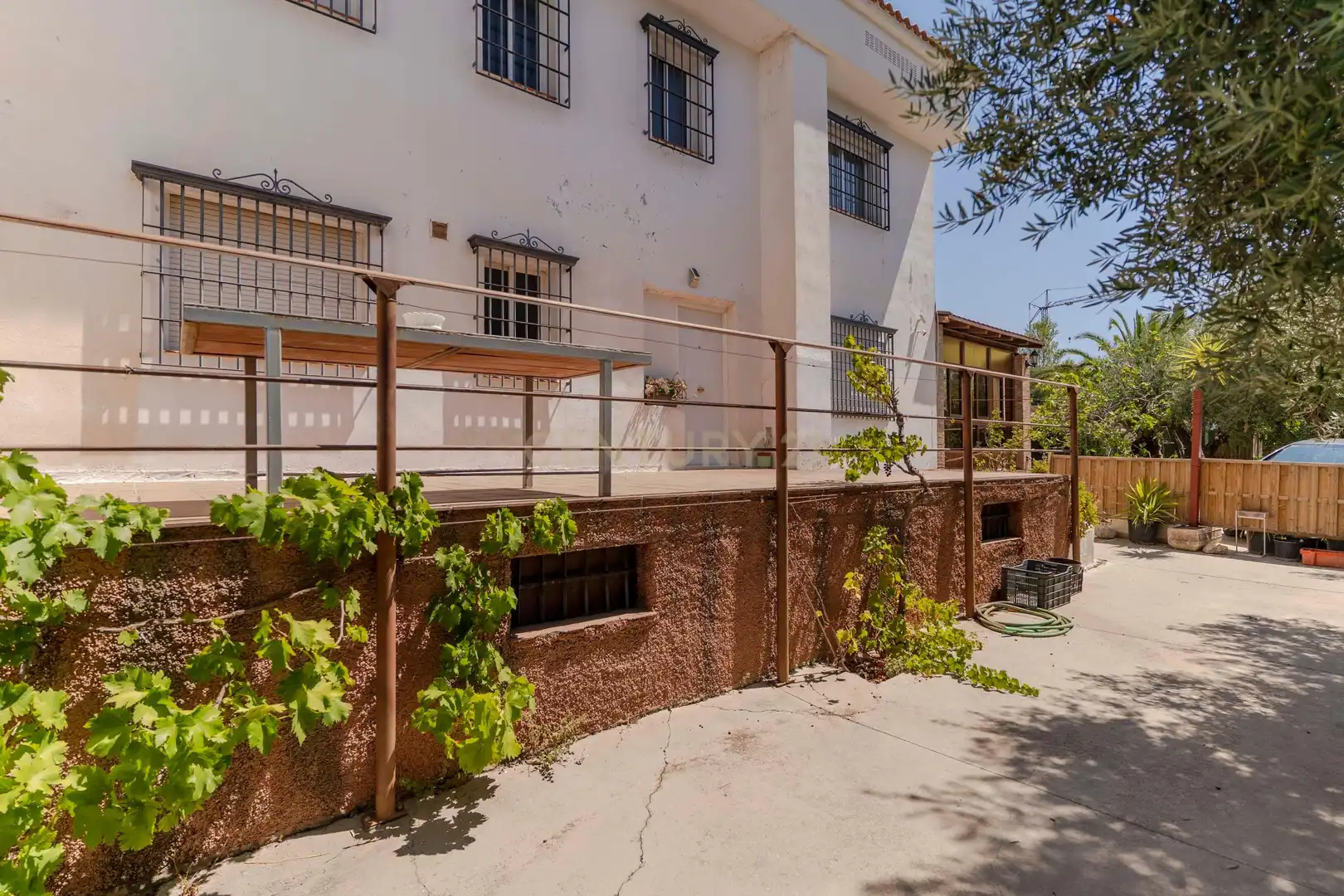 Vista exterior de Edificio en venta en Gójar