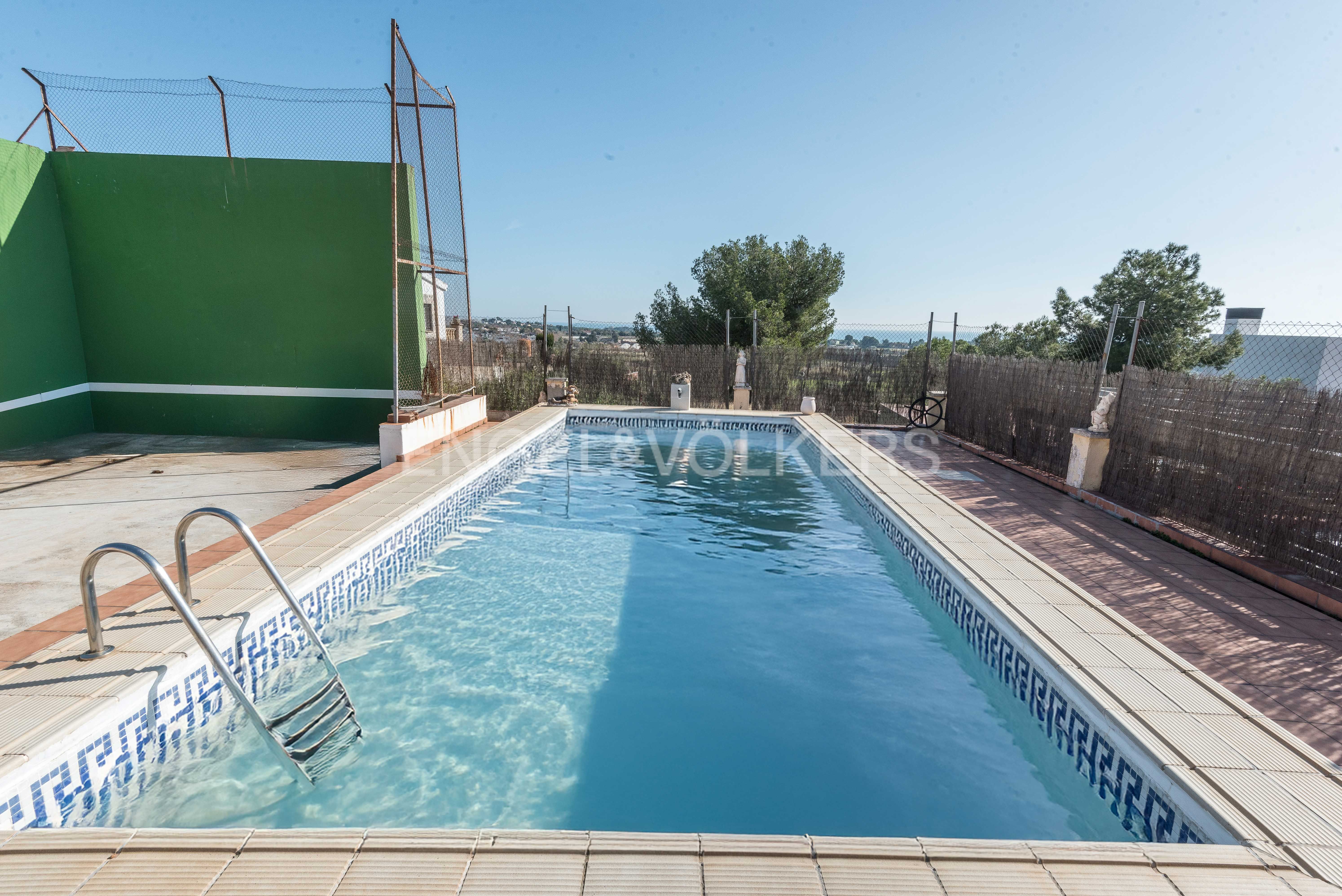 Piscina de Casa o xalet en venda en Vilanova i la Geltrú amb Aire condicionat, Calefacció i Jardí privat