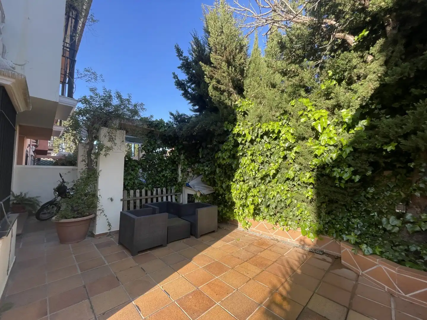 Terrasse von Einfamilien-Reihenhaus zum Verkauf in Gines mit Klimaanlage, Heizung und Abstellraum