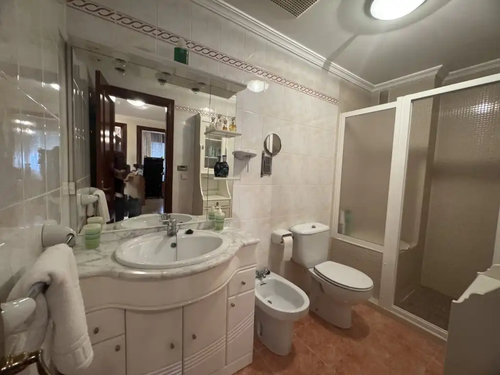Badezimmer von Haus oder Chalet zum Verkauf in Algeciras mit Ofen und Waschmaschine
