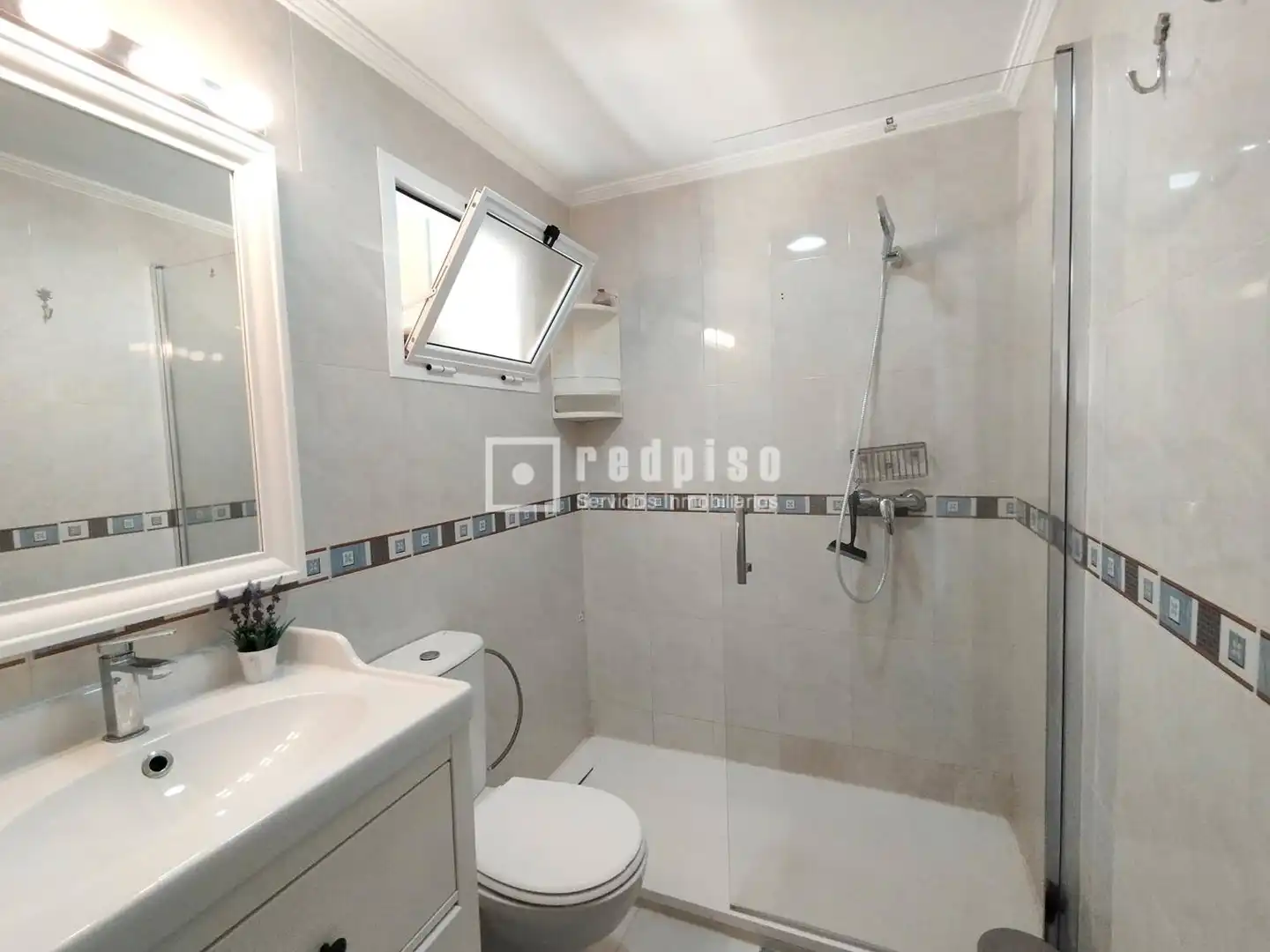 Bathroom of Flat for rent in Sevilla  with Air Conditioner, Heating and Terrace