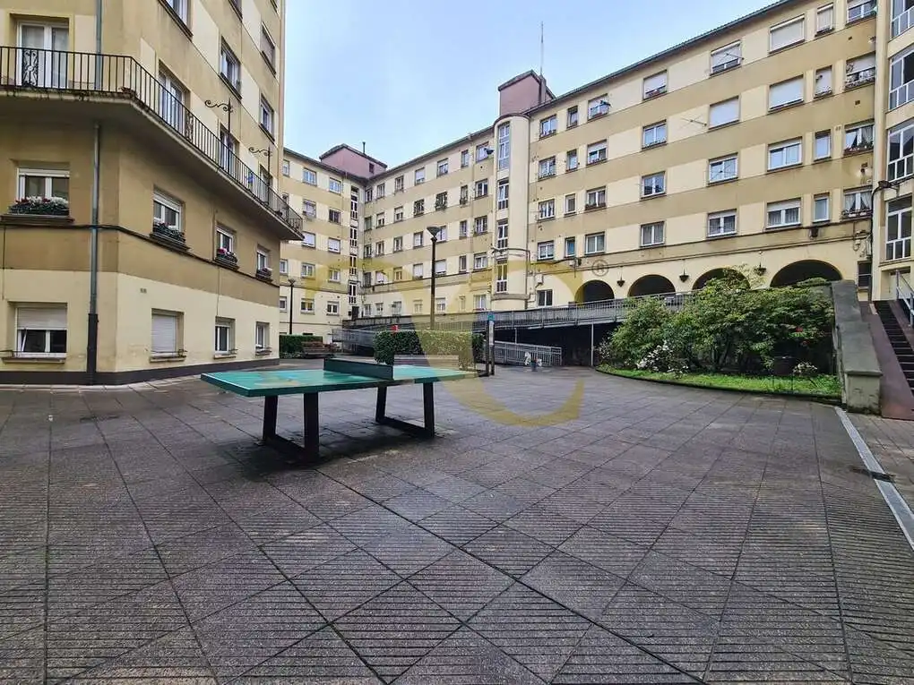 Vista exterior de Pis en venda en Oviedo  amb Calefacció i Jardí privat
